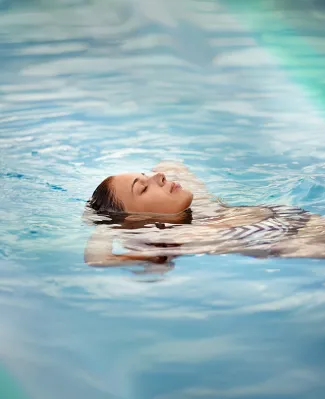 Entspannen mit Leichtigkeit im warmen Wasser des Mirador Freizeitbeckens