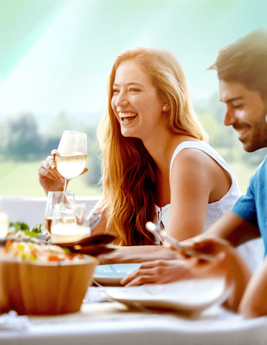 Gäste genießen Essen und Wein auf der Terrasse mit Blick auf die Wachau im Restaurant WachauBlick