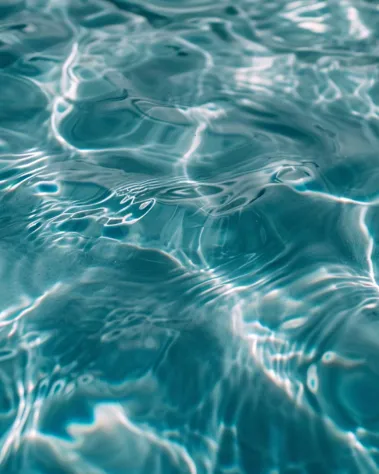 Sonnenlicht spiegelt sich auf der Wasseroberfläche im Mirador