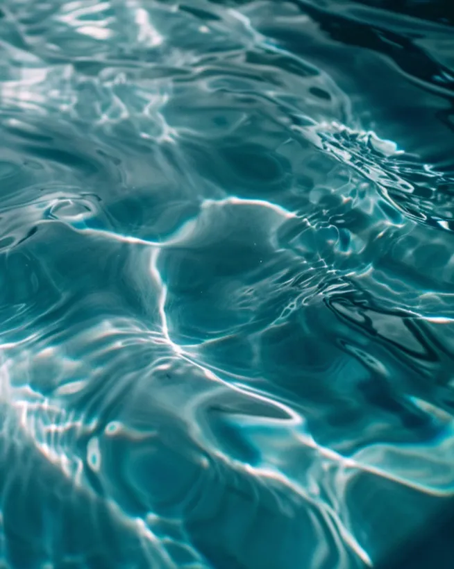Sonnenlicht spiegelt sich auf der Wasseroberfläche im Mirador