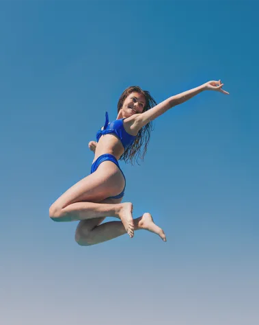 Sprung vom Sprungturm im Mirador vor blauem Himmel