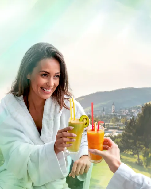 Gäste genießen Getränke auf der Terrasse des Bistro Mira im Mirador mit Blick auf Stein