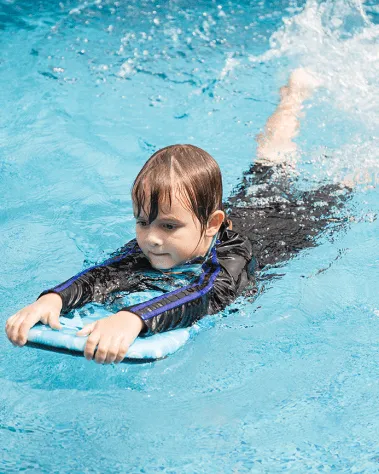 Kind lernt Schwimmen im Lehrschwimmbecken Mirador