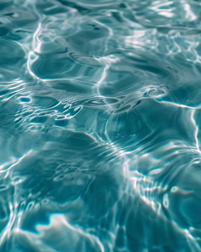 Lichtreflexe der Wasseroberfläche der Becken im Mirador