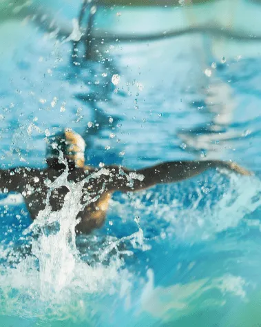 Sportschwimmer beim Trainieren im Sportbad Mirador