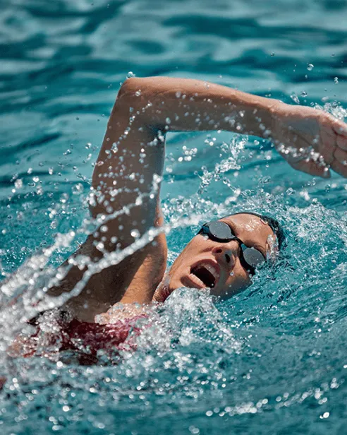 Schwimmerin bei Wettkampf im Sportbecken Mirador