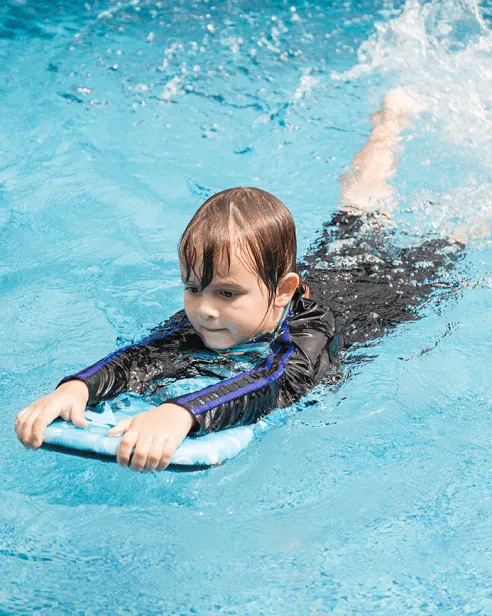 Kind lernt Schwimmen im Lehrschwimmbecken Mirador