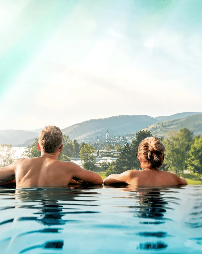 Paar genießt Aussicht über die Wachau und die Donau im Infinity Pool Mirador