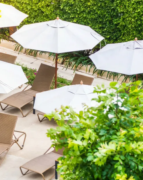 Panoramagarten mit Sonnenschirmen und Liegen im Mirador