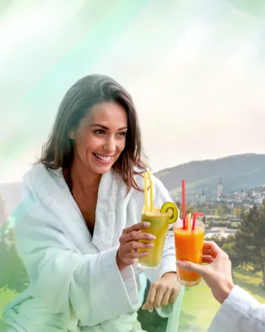 Gäste genießen Cocktails im Panoramagarten Mirador