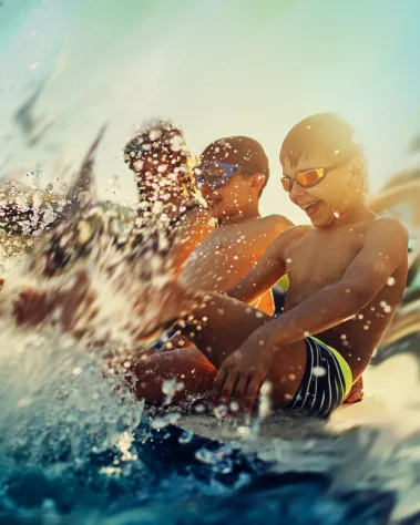 Kinder planschen im Freibad Mirador