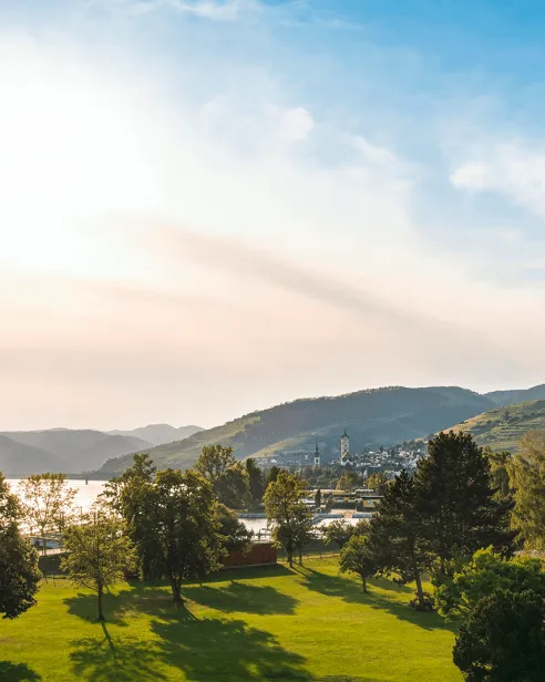 Ausblick auf die Liegewiese des Mirador und Stein und die Wachau und die Donau