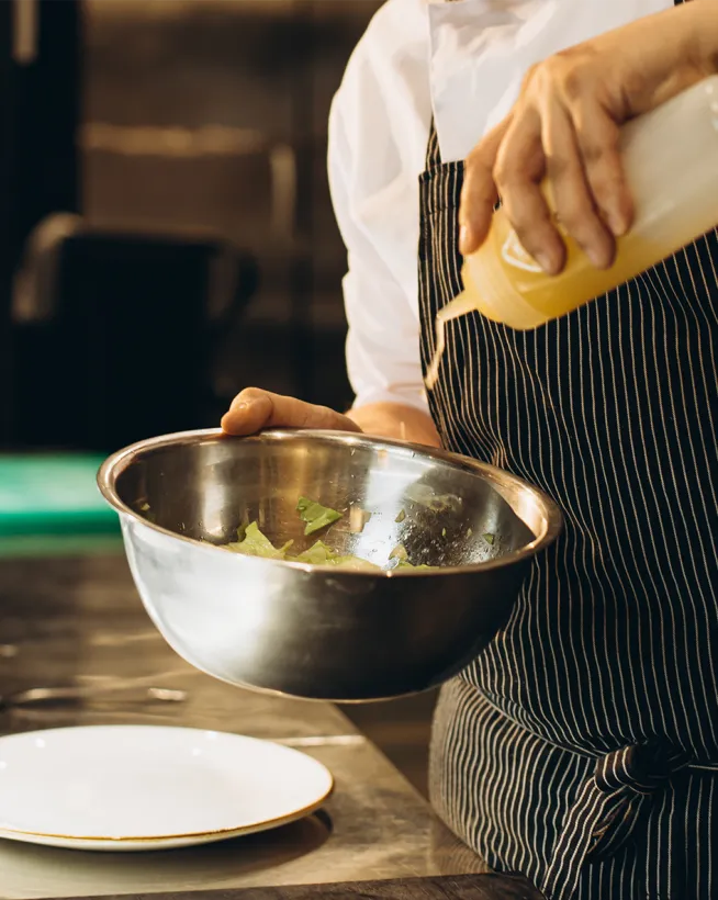 Koch macht Salat im Mirador Krems
